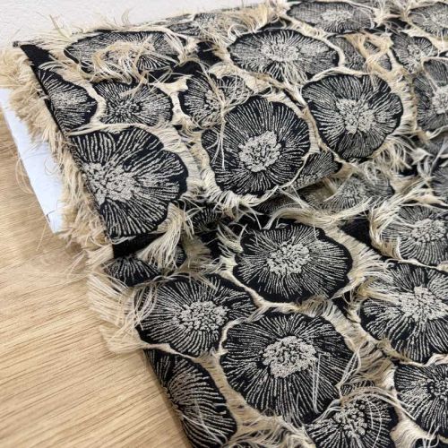 Jacquard Sylphide Negro con Flores y Flecos 1