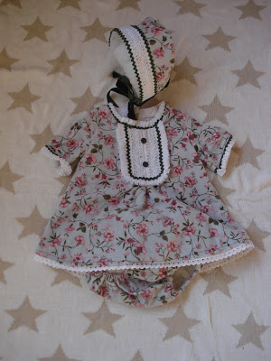 VESTIDO CON CAPOTA FLORES
