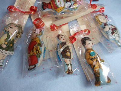 BROCHES DE MUÑECAS