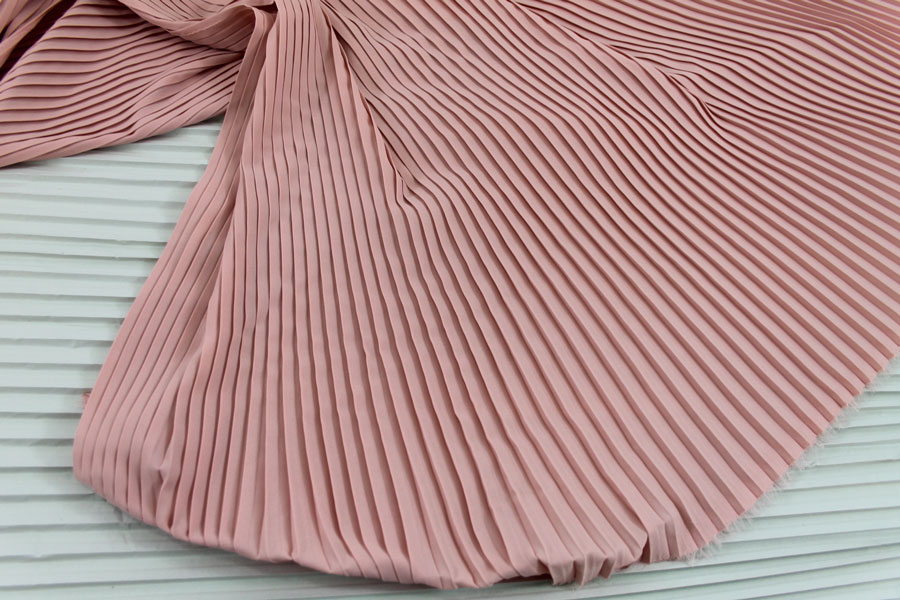 Telas plisadas para vestidos, faldas y blusas. Verano 2019
